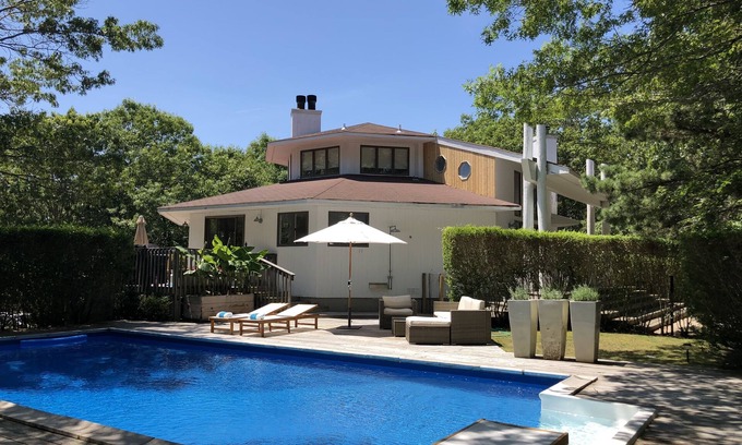 Northwest Harbor Casa | Soleado y elegante East Hampton Retreat con piscina climatizada