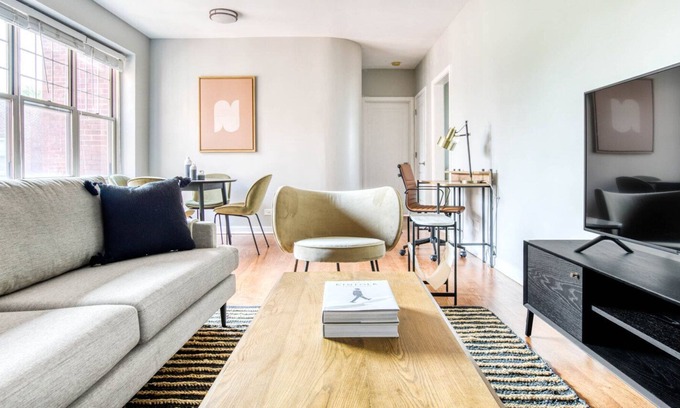 Evanston Apartamento | Sunny Evanston 2BR w/ W/D, 1 mile to Northwestern campus, by Blueground