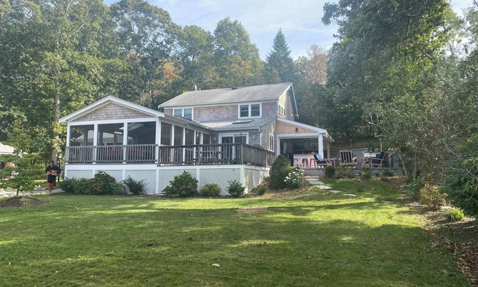 Falmouth Casa | Sunny Falmouth vacation home with walk to beach