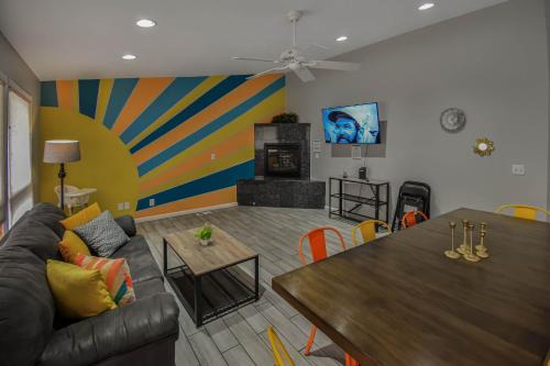 Windsor Casa | Sunny Family Home in Denver with huge yard and hot tub