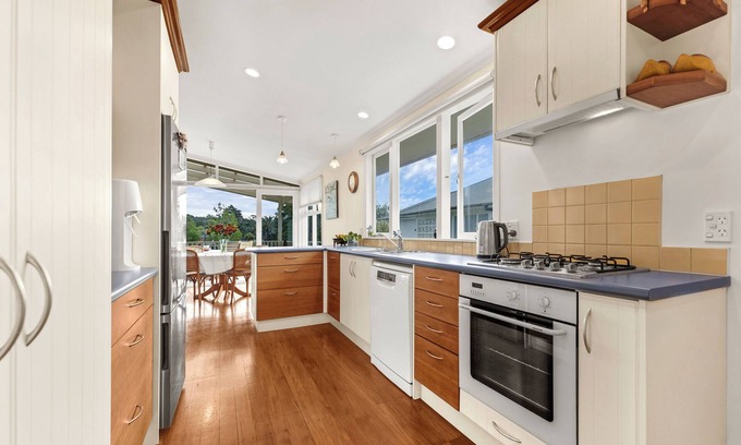 Narrow Neck Casa | Sunny Family Home, just a short walk to the beach