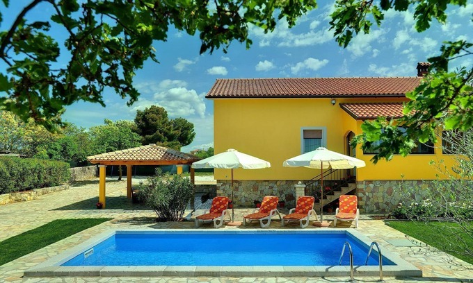 Jursici Casa | Finca soleada con piscina privada, campo de voleibol