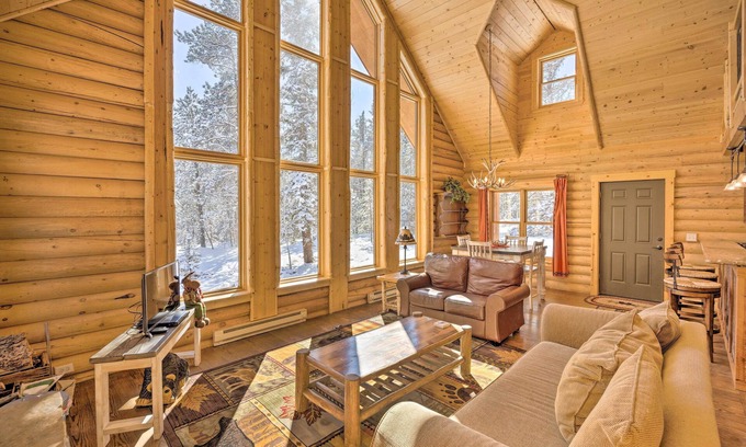 Florissant Cabina | Sunny Forest Cabin w/ Views of Pikes Peak Mtn!