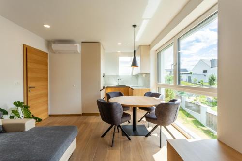 Lesce Apartamento | Sunny Green Escape