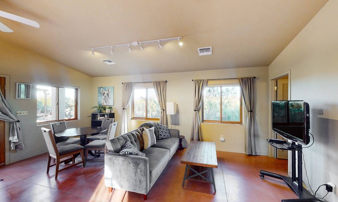 Tucson Casa | Sunny guest house with private washer/dryer & central AC - dog-friendly