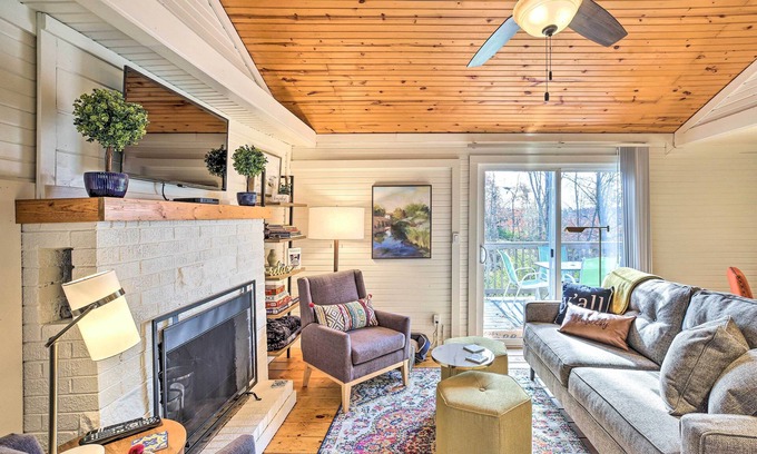 Williamstown Cabina | ‘Sunny Hill Cottage’ Dry Ridge Escape w/ Deck!