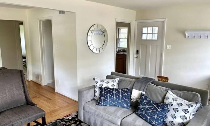 Cherrydale Apartamento | Sunny Hilltop 2-BR Top Floor in Arlington