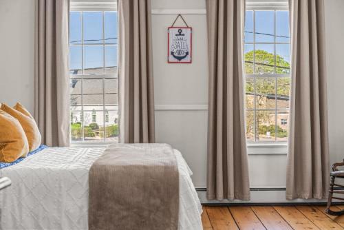 Mystic - New London Casa | Sunny Historic 3 BR Townhouse in Downtown Mystic