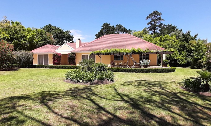 Somerset West Casa | Soleada casa de vacaciones para relajarse, gran jardín, piscina y vistas a Helderberg