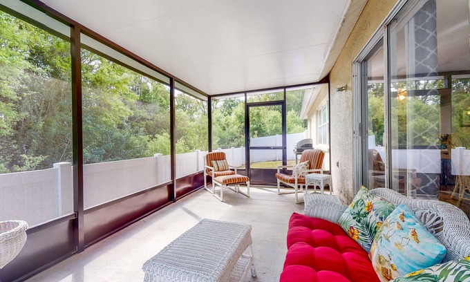 New Port Richey East Casa | Sunny Home - Screened-In Porch - Close to Beach