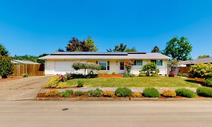 Dundee Casa | Sunny home with enclosed yard, grill, fast WiFi, washer/dryer, & outdoor dining