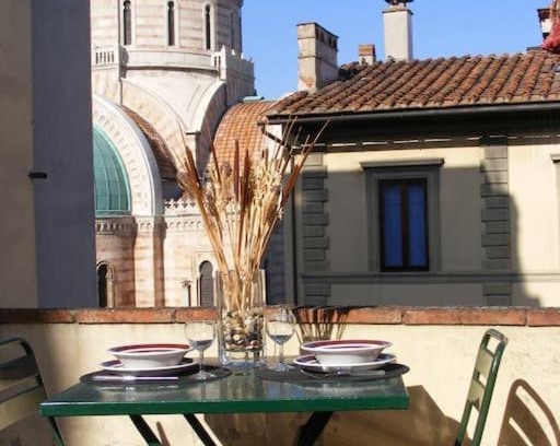 Sant' Ambrogio Apartamento | Sunny home with roof patio