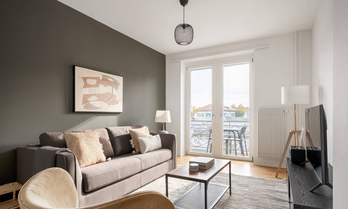 Horgen District Apartamento | Sunny Horgen 2.5 Room w/ Storage, 3 min to Market, by Blueground