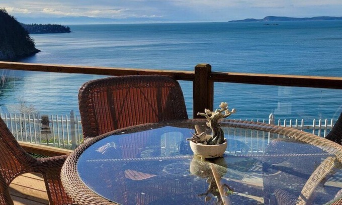 Anacortes Casa | Sunny House Cliff Side Views