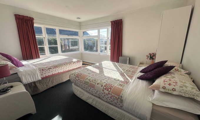 Burnside Casa | SUNNY HOUSE WITH 5 BEDROOMS 7 QUEEN BEDS 2 BATHROOMS NEAR AIRPORT