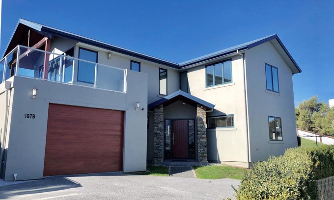 Wanaka Casa | Sunny Lake and Mountain Views on Kings Drive