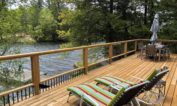 Algonquin Highlands Casa | Sunny lakeside cottage with stunning sunset views!