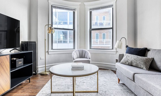 Wrigleyville Apartamento | Sunny Lakeview 3BR near Wrigley Field, 1 block to Red Line, by Blueground