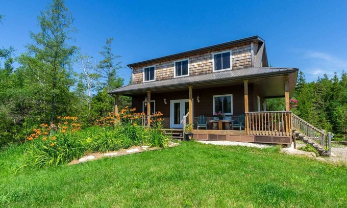 Northern Bruce Peninsula Cabina | Sunny Meadow Retreat by Lake Huron