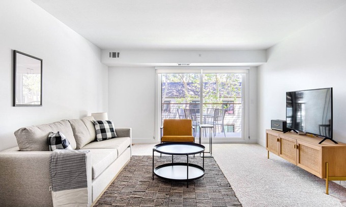Sharon Heights Apartamento | Sunny Menlo Park 1BR w/ Pool, W/D, Gym, near 82, 101, 280, by Blueground