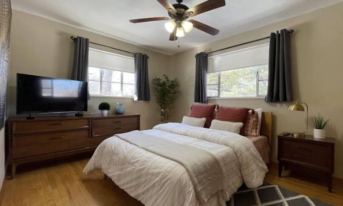 Edwardsville Apartamento | Sunny Mid-Century Modern duplex with a garage