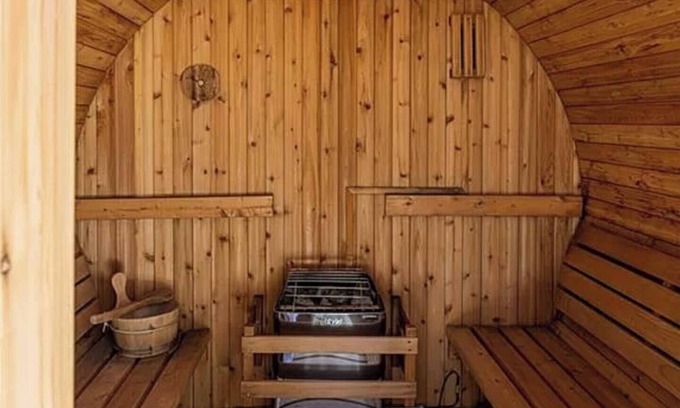 Asheville Casa | Sunny mid-century with sauna