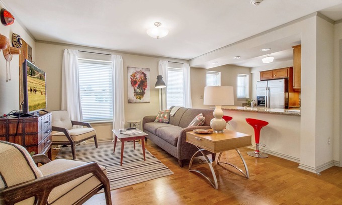 Midtown Apartamento | Sunny Midtown 2BD / BA Central Location!