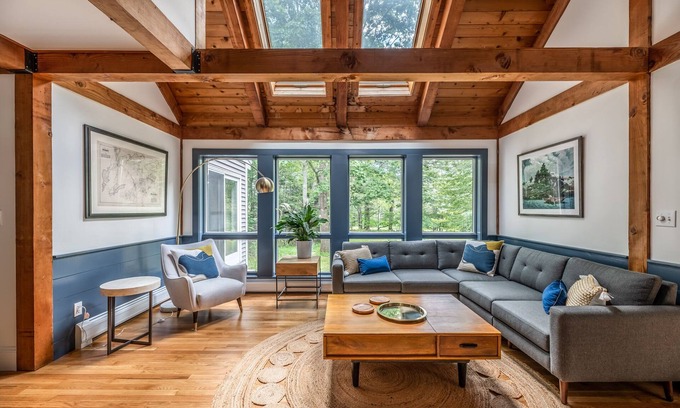Blue Hill Casa | Sunny, Modern Family Retreat