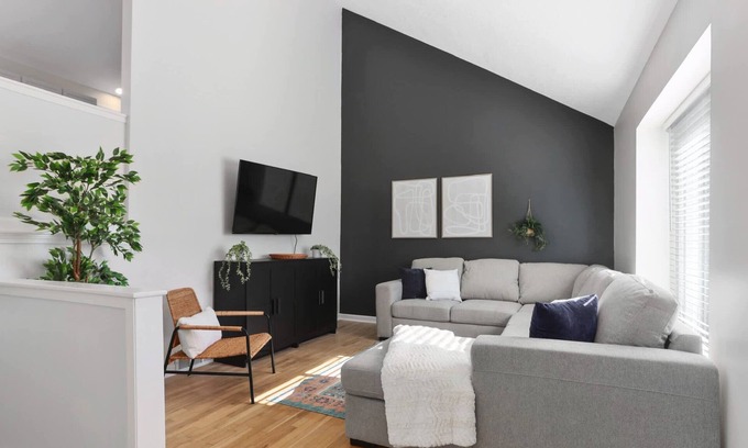 Olathe Casa | Sunny Modern Home| King Bed |Close highway access