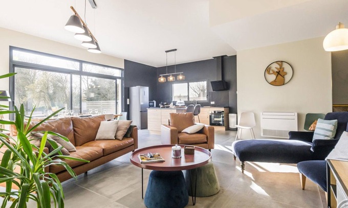 Lessay Cabaña | Hermosa casa de campo con terraza amplia y modernos interiores, cerca de Lessay