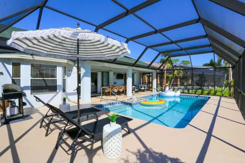 Naples Casa | Sunny Naples 3BR Retreat with Solar Heated Pool and BBQ
