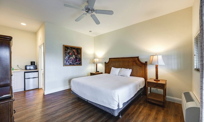 Naples Apartamento | Sunny Naples Escape w/ Heated Community Pool!