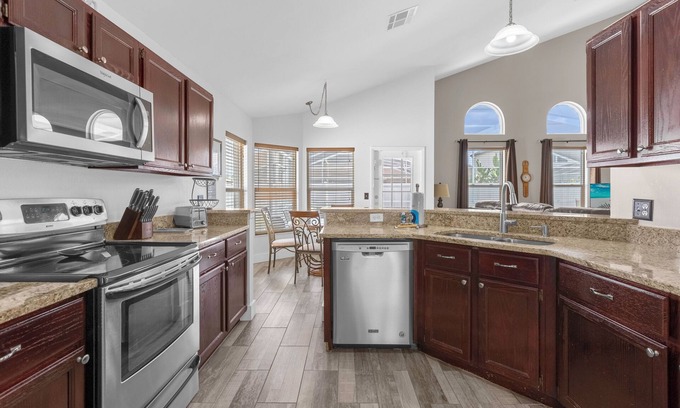 Lindfields Apartamento | Sunny Oasis Home With Pool