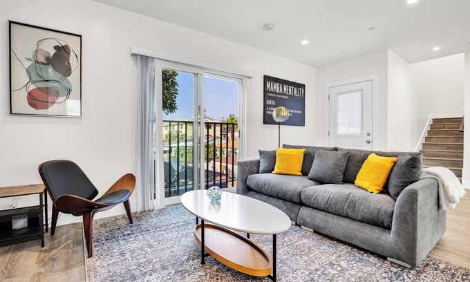 Hawthorne Apartamento | Sunny Oasis Near LAX: Perfect for Travelers!