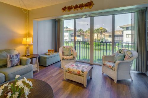 Fort Pierce Apartamento | Sunny Ocean Village Beach Condo Community Pool