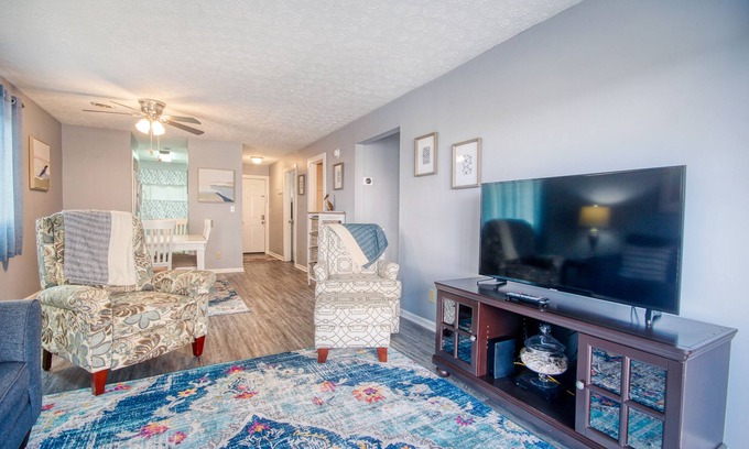 Myrtle Beach Condominio | Sunny oceanfront condo with beach access, pool, hot tub, washer/dryer & WiFi
