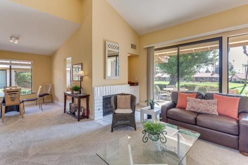 Palm Desert Apartamento | Sunny Pad with Patio and Pool Access in Palm Desert!