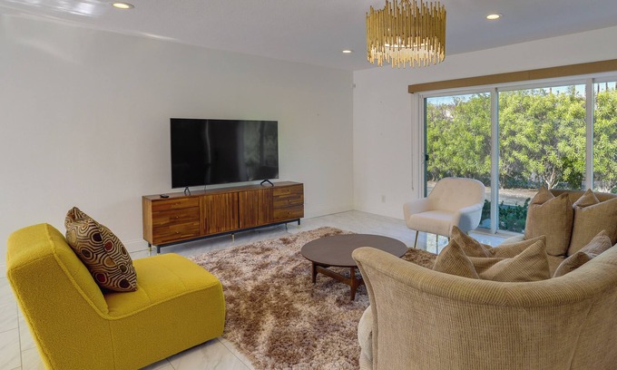 Araby Commons Casa | Sunny Palm Springs Townhome w/ Pool Access!