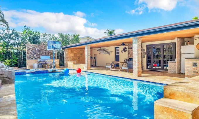 Sunrise Casa | Sunny Paradise w/ Saltwater Pool Hot Tub & BBQ Grill 5 min to Sawgrass Mall