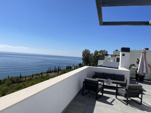 Velilla-Taramay Apartamento | Sunny penthouse beach apartment with panoramic views