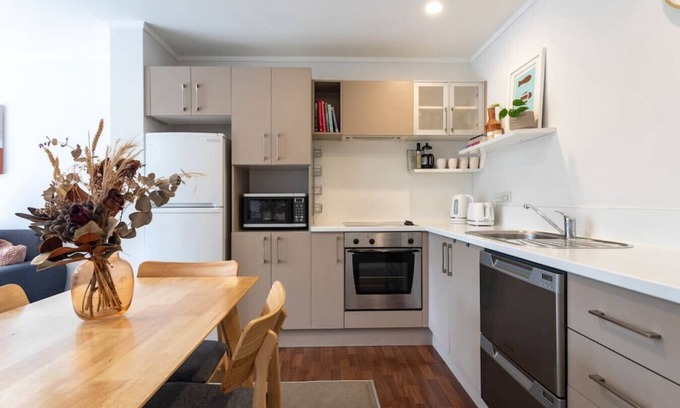 Mount Albert Apartamento | Sunny Pied-à-Terre w Courtyard, Study & Carpark