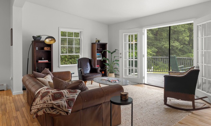 Hudson Casa | Sunny & relaxing pondside oasis min from heart of Hudson & Catskill