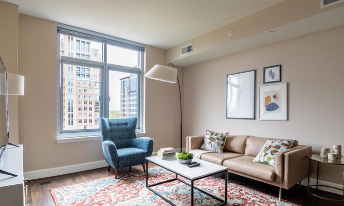 Reston Apartamento | Sunny Reston 2BR w/ Laundry, walk to Restaurants & Mall, by Blueground