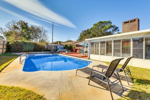 Wright Casa | Sunny Retreat with Hot Tub in Fort Walton Beach!