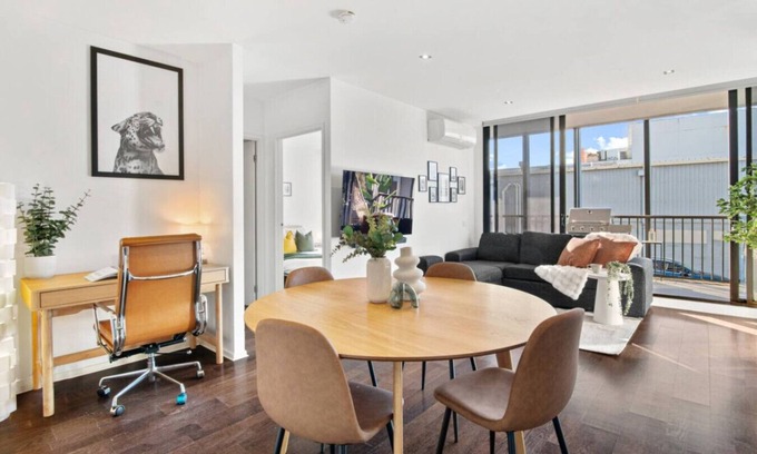 Richmond North Apartamento | Sunny Richmond Escape: 2BR + Large Balcony