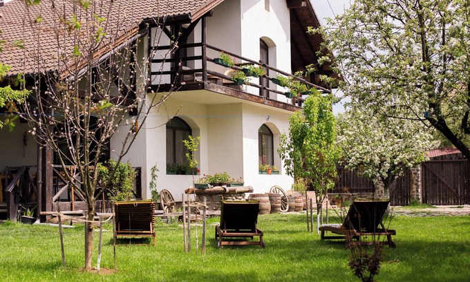 Cartisoara Cama Y Desayuno | Sunny rooms and soft beds, ideal for lazy afternoons and silent nights.