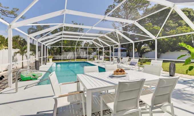 Gulf Gate Estates Casa | Sunny Sarasota Home with Pool Near Siesta Key Beach!