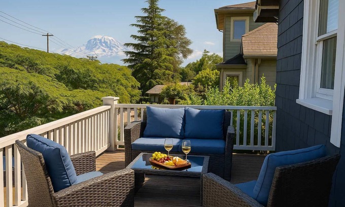 Ravenna Casa | Sunny Seattle Home: Mt. Rainier + UW Steps Away!