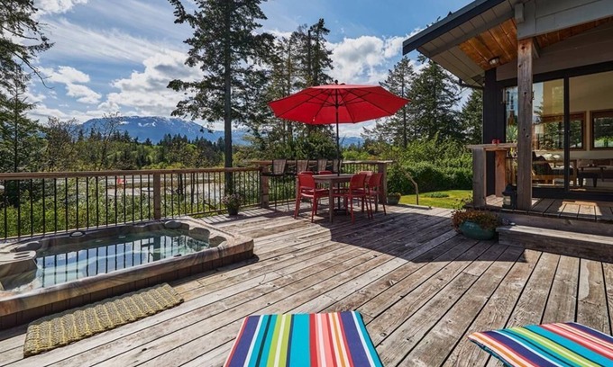 Fanny Bay Casa | Sunny Shores Beach House w/ Mountain Views