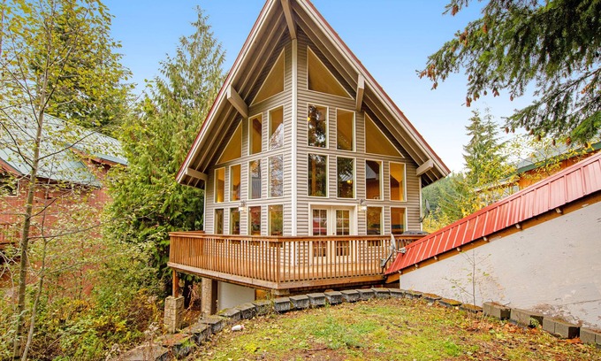 Hyak Casa | Sunny, Ski-in/Ski-Out Getaway w/ Free WiFi, Mountain Views, & a Game Room